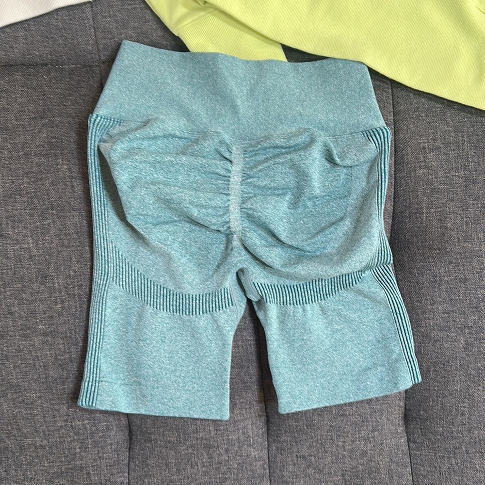 Gym clothes bundle - Picture 2 of 4
